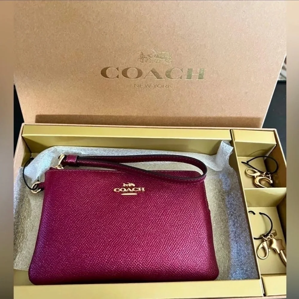 Coach Boxed Corner Zip Wristlet w 2 Charms in Gift Box NIB